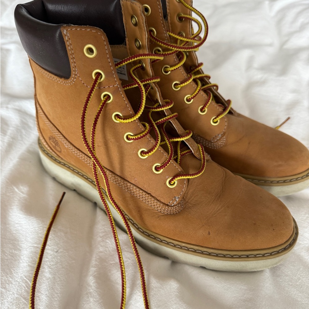 Timberland Wheat Leather Lace-Up Boots with Dark Brown Collar